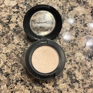 MAC Cosmetics eyeshadow in Shroom